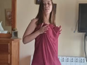 فتاة عربية ذات صدر كبير ترقص بشكل استفزازي