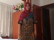 عاهرة عربية بالحجاب الأحمر