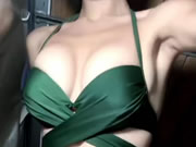 فتاة ذات صدر مثالي